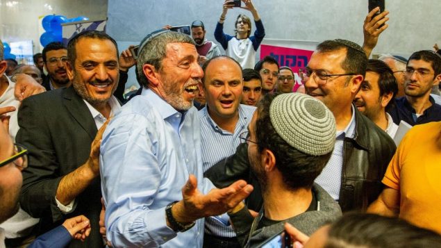 رئيس حزب البيت اليهودي الحاخام رافي بيريتس يصل الانتخابات التمهيدية للحزب في رمات غان، 4 فبراير 2019 (Flash90)