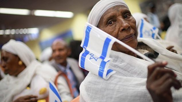 أفراد من الجالية اليهودية الإثيوبية يصلون إلى مكاتب الهجرة في مطار بن غوريون في 4 فبراير، 2019. (Tomer Neuberg/Flash90)