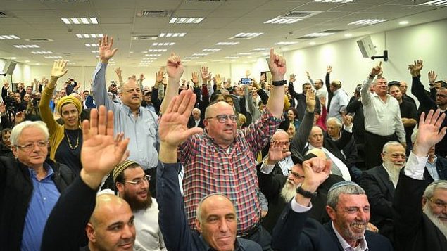 حزب ’البيت اليهودي’ يصوت على تحالف قبل الانتخابات مع حزب ’عوتسما يهوديت’ في بيتح تيكفا، 20 فبراير، 2019. 
(Yehuda Haim/Flash90)