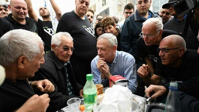 رئيس حزب ’الصمود من أجل إسرائيل’، بيني غانتس، خلال لقاء مع سكان حي ’كوخاف هتسافون’ في تل أبيب، 1 فبراير، 2019. (Sraya Diamant/Israel Resilience)