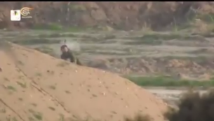 اللحظة التي أصاب فيها قناص فلسطيني خوذة ضابط إسرائيلي خلال مواجهات على حدود غزة في 22 يناير، 2019. (لقطة شاشة: الميادين)