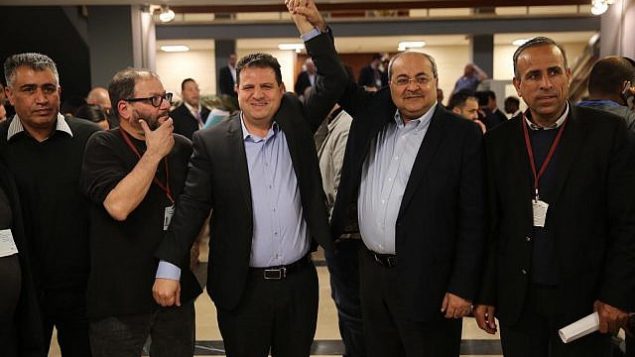 عضو الكنيست أيمن عودة وأحمد الطيبي بعد تقديم قائمة مشتركة لمرشحي حزبي ’الجبهة’ و’الحركة العربية للتغيير’ للجنة الانتخابات المركزية في الكنيست، 21 فبراير، 2019. (Hadash)