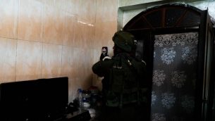 جنود اسرائيليون يقومون بمسح منزل رجل فلسطيني مشتبه به بقتل الشابة الإسرائيلية أوري انسباخر، في الخليل، 10 فبراير 2019 (Israel Defense Forces)
