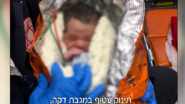 مولود جديد عثر عليه الى جانب حاوية نفايات في مدينة نتانيا في مركز اسرائيل، 6 فبراير 2019 (Screencapture/Channel 12) مولود جديد عثر عليه الى جانب حاوية نفايات في مدينة نتانيا في مركز اسرائيل، 6 فبراير 2019 (Screencapture/Channel 12)