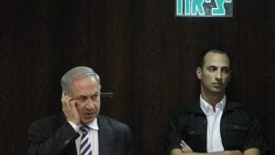 رئيس الوزراء بينيامين نتنياهو يتحدث على الهاتف المحمول خلال جلسة للكنيست في 5 يونيو، 2013. (Miriam Alster/Flash90)
