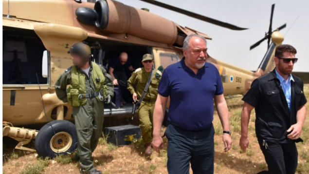 وزير الدفاع افيغادور ليبرمان يصل الضفة الغربية عام 2017 (Ariel Hermoni/Defense Ministry)