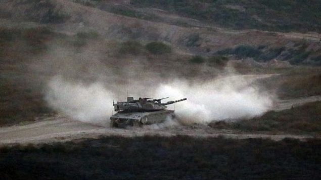 دبابة إسرائيلية تقوم بدورية عند الحدود بين إسرائيل وقطاع غزة في 29 مايو، 2018. (Jack GUEZ/AFP) دبابة إسرائيلية تقوم بدورية عند الحدود بين إسرائيل وقطاع غزة في 29 مايو، 2018. (Jack GUEZ/AFP)