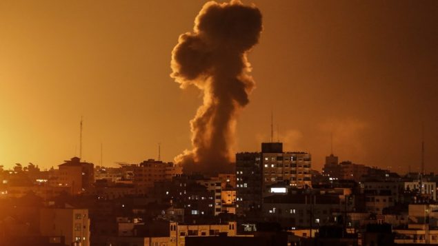 النيران فوق مبنى يحوي مقر قناة الاقصى في غزة خلال غارة جوية اسرائيلية، 12 نوفمبر 2018 (MAHMUD HAMS / AFP)