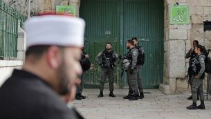 الشرطة الإسرائيلية تقوم بحراسة أحد مداخل الحرم القدسي في البلدة القديمة بعد إغلاقه، 12 مارس، 2019. (Ahmad GHARABLI / AFP)
