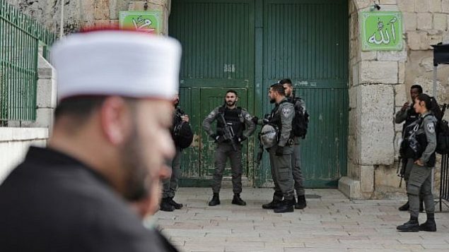الشرطة الإسرائيلية تقوم بحراسة أحد مداخل الحرم القدسي في البلدة القديمة بعد إغلاقه، 12 مارس، 2019. (Ahmad GHARABLI / AFP)