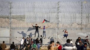 مظاهرات فلسطينية على السياج الحدودي مع إسرائيل شرق مدينة غزة في 22 مارس 2019.  (Said Khatib/AFP)