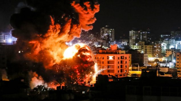 دخان ونيران تتصاعد في اعقاب قصف اسرائيلي في مدينة غزة، 25 مارس 2019 (Mahmud Hams/AFP)