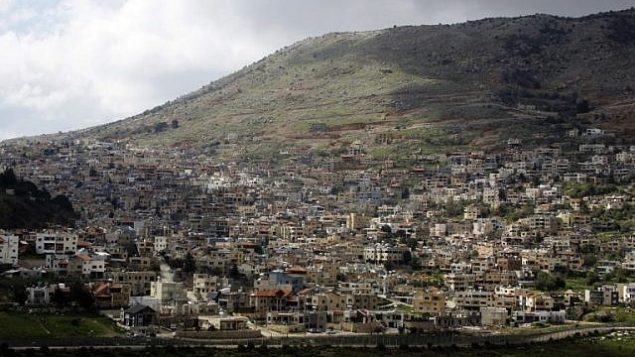 صورة التقطت في 26 مارس 2019 من بلدة عين التينة السورية في الجولان، تظهر بلدة مجدل شمس الدرزية في الطرف الإسرائيلي من الحدود (Louai Beshara/AFP)