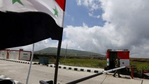 صورة توضيحية: جندي سوري بمر بالقرب من نقطة حدودية عند الحدود مع اسرائيل، في بلدة الثنيطرة السورية في مرتفعات الجولان، 26 مارس 2019 (Louai Beshara/AFP)