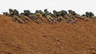 في هذه الصورة ، التي تم التقاطها في 30 مارس 2018، يحتفظ الجنود الإسرائيليون بمواقفهم على طول الحدود مع قطاع غزة في كيبوتس ناحال عوز، بينما يتظاهر الفلسطينيون في الجانب الآخر للاحتفال بيوم الأرض. Jack Guez/AFP)