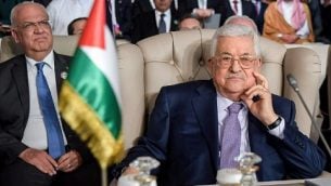رئيس السلطة الفلسطينية محمود عباس (من اليسار) وأمين سر اللجنة التنفيذية لمنظمة التحرير الفلسطينية، صائب عريقات (من اليسار)، يحضران الجلسة الافتتاحية للقمة الثلاثين لجامعة الدول العربية المنعقدة في العاصمة التونسية تونس، 31 مارس، 2019. (FETHI BELAID / POOL / AFP)