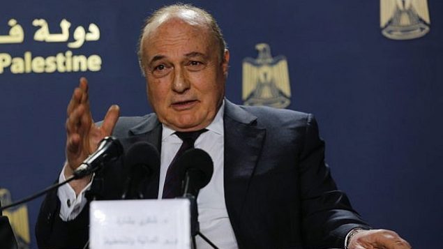 وزير المالية في السلطة الفلسطينية، شكري بشارة، يتكلم في مؤتمر صحفي في رام الله، 11 مارس، 2019. (Credit: Wafa)