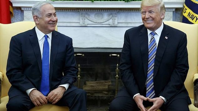 الرئيس دونالد ترامب يلتقي برئيس الوزراء الإسرائيلي بنيامين نتنياهو في المكتب البيضاوي بالبيت الأبيض، الاثنين 5 مارس 2018، في واشنطن. (AP/Evan Vucci)