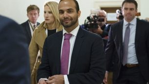 جورج بابادوبولوس، مستشار سابق في حملة دونالد ترامب الانتخابية، يصل لأول جلسة امام محققين في الكونغرس الامريكي في واشنطن، 25 اكتوبر 2018 (AP Photo/Carolyn Kaster)