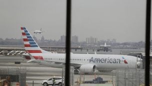 طائرة بوينغ 737 ماكس 8 تابعة لشركة الطيران الامريكية في مطار لاغارديا، نيويورك، 13 مارس 2019 (AP Photo/Frank Franklin II)