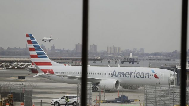 طائرة بوينغ 737 ماكس 8 تابعة لشركة الطيران الامريكية في مطار لاغارديا، نيويورك، 13 مارس 2019 (AP Photo/Frank Franklin II)