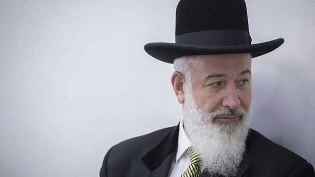 الحاخام الأكبر الأسبق لإسرائيل، يونا متسغر، في المحكمة المركزية في القدس خلال محاكمته بتهم تلقي الرشوة، الاحتيال، والضلوع في أنشطة إجرامية، 21 يوليو، 2016.  (Yonatan Sindel/Flash90)