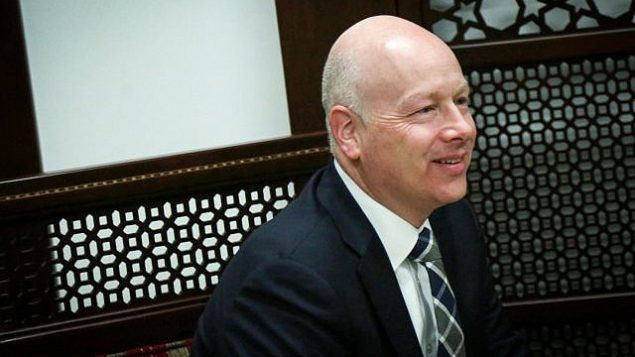 رئيس السلطة الفلسطينية محمود عباس (غير مرئي) يلتقي مع جيسون غرينبلات، مبعوث الرئيس الأمريكي دونالد ترامب للسلام في الشرق الأوسط، في مدينة رام الله بالضفة الغربية، في 14 مارس / آذار 2017. (Flash90)