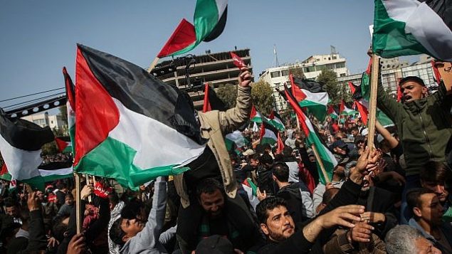 توضيحية: متظاهرون فلسطينيون يشاركون في تظاهرة في مدينة غزة، 24 فبراير، 2019. (Abed Rahim Khatib/ Flash90)