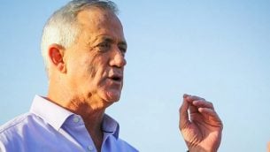 زعيم حزب ’أزرق أبيض’ بيني غانتس يعقد مؤتمرا صحفيا في كيبوتس ناحال عوز في جنوب إسرائيل، 15 مارس، 2019. (Flash90)