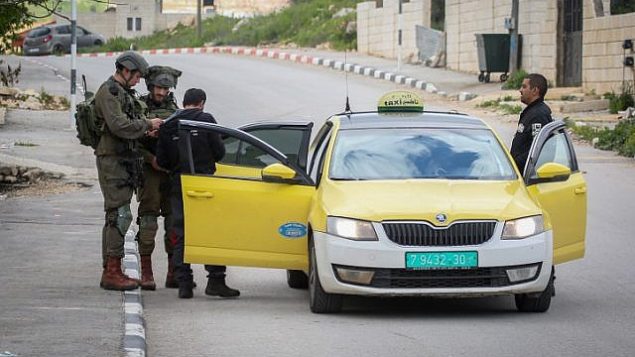 جنود إسرائيليون خلال مداهمة في قرية بروقين بالقرب من بلدة سلفيت في الضفة الغربية، 17 مارس، 2019، خلال عمليات بحث عن منفذ هجوم فلسطيني قتل شخصين بالقرب من أريئيل. (Flash90)