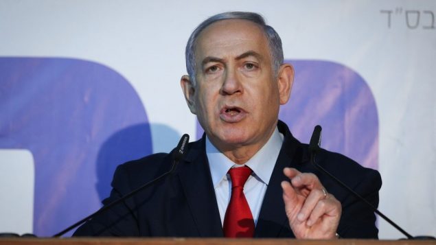 رئيس الوزراء بنيامين نتنياهو يدلي بتصريح للإعلام من منزل رئيس الوزراء في القدس، 20 مارس 2019 (Yonatan Sindel/Flash90) رئيس الوزراء بنيامين نتنياهو يدلي بتصريح للإعلام من منزل رئيس الوزراء في القدس، 20 مارس 2019 (Yonatan Sindel/Flash90)