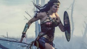 غال غادوت في مشهد من فيلم ’ووندر وومان’.  (Clay Enos/Warner Bros. Entertainment via AP)