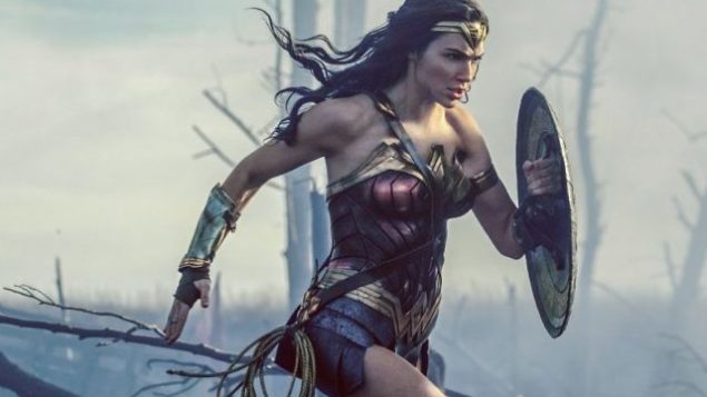 غال غادوت في مشهد من فيلم ’ووندر وومان’.  (Clay Enos/Warner Bros. Entertainment via AP)