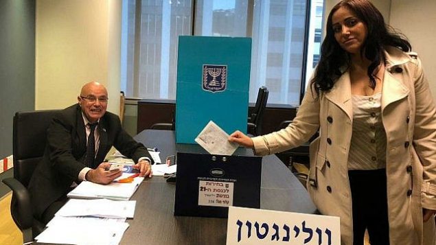 عنات عميخاي، زوجة رئيس الأمن في سفارة إسرائيل في ويلنغتون، نيوزيلندا، أول من أدلت بصوتها في الانتخابات للكنيست الحادية والعشرين، في الاقتراع المبكر المسموح به للدبلوماسيين وعائلاتهم، 28 مارس 2019. (وزارة الخارجية الإسرائيلية)
