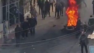 صورة شاشة من فيديو لقناة "كان"، يظهر مظاهرة في قطاع غزة ضد غلاء المعيشة، 15 مارس 2019 (Screen capture: Twitter)