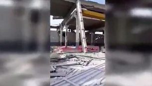 لقطة شاشة من مقطع فيديو يظهر الأضرار التي لحقت بمستودع في سوريا في غارة جوية نٌسبت لإسرائيل. (Twitter Screenshot)
