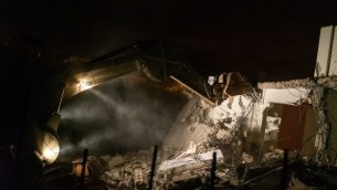 جنود اسرائيليون يهدمون منزل عاصم البرغوثي، المستبه به بتنفيذ هجوم، في قرية كوبر بالضفة الغربية، 7 مارس 2019 (Israel Defense Forces)