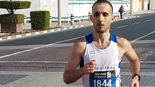 حسن الشيشكلي خلال مشاركته في سباق ماراثون في الإمارات.   (screenshot )