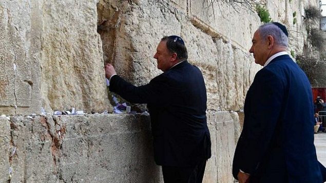رئيس الوزراء بنيامين نتنياهو (من اليمين) ووزير الخارجية الأمريكي مايك بومبيو (من اليسار) عند الحائط الغربي في القدس القديمة، 21 مارس، 2019 خلال اليوم الثاني من زيارة بومبيو إلى البلاد في رحلة لمنطقة الشرق الأوسط تستمر لخمسة أيام.   (Kobi Gideon/GPO)