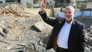 قائد حماس اسماعيل هنية، امام حطام مكتبه في مدينة غزة الذي تعرض لقصف اسرائيل قبل يومين، 27 مارس 2019 (Hamas)