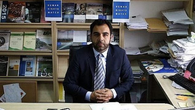 عمر شاكر  مدير مكتب منظمة رصد حقوق الإنسان في إسرائيل وفلسطين، مواطن أمريكي، يجلس في مكتبه في مدينة رام الله بالضفة الغربية، 9 مايو / أيار 2018. (Abbas Momani/AFP)