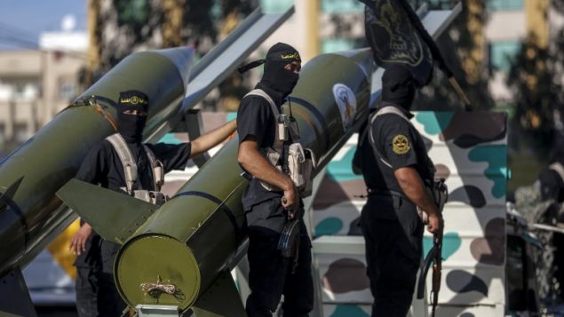 عناصر من حركة الجهاد الإسلامي خلال مسيرة عسكرية في مدينة غزة، 4 أكتوبر، 2018.  (Anas Baba/AFP PHOTO)