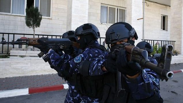 عناصر في الشرطة الفلسطينية يشاركون في دورة تدريبيه في مقر الشرطة الفلسطينية في مدينة الخليل بالضفة الغربية، 30 يناير، 2019. (HAZEM BADER / AFP)