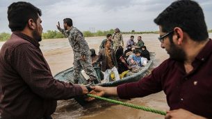 جنود إيرانيون يساعدون مدنيون في منطقة تعاني من فيضانات بالقرب من مدينة الأهواز، 31 مارس 2019 (Mehdi Pedramkhoo / TASNIM NEWS / AFP)