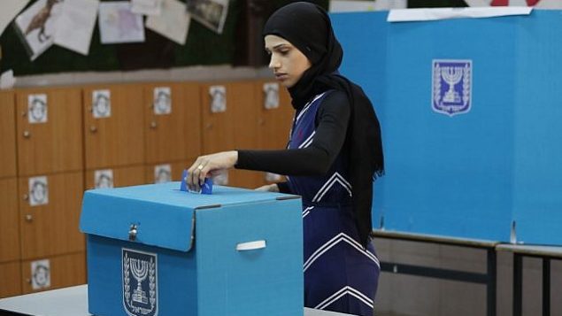 امرأة عربية تدلي بصوتها خلال الانتخابات للكنيست في 9 أبريل، 2019، في محطة اقتراع بمدينة الطيبة في شمال البلاد. (Ahmad Gharabli/AFP)