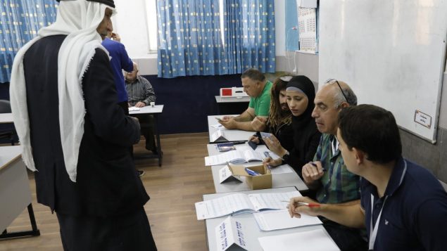 مواطن عربي إسرائيلي يصل محطة اقتراع للتصويت في انتخابات اسرائيل البرلمانية، في بلدة الطيبة بشمال اسرائيل، 9 ابريل 2019 (Ahmad Gharabli/AFP)