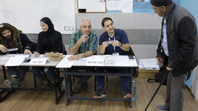 رجل اسرائيلي يصل محطة اقتراع للتصويت في انتخابات اسرائيل البرلمانية، في بلدة الطيبة بشمال اسرائيل، 9 ابريل 2019 (Ahmad Gharabli/AFP)