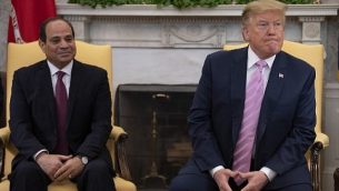الرئيس الأمريكي دونالد ترامب (من اليمين) يلتقي بنظيره المصري عبد الفتاح السيسي في الغرفة البيضاوية بالبيت الأبيض، واشنطن، 9 أبريل، 2019. (Jim Watson/AFP)