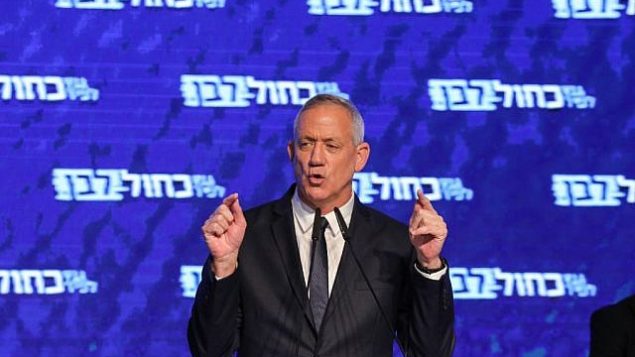 رئيس حزب "أزرق أبيض"، بيني غانتس، يخاطب مناصريه في مقر الحزب في تل أبيب، 10 أبريل، 2019. (Gali Tibbon/AFP) رئيس حزب "أزرق أبيض"، بيني غانتس، يخاطب مناصريه في مقر الحزب في تل أبيب، 10 أبريل، 2019. (Gali Tibbon/AFP)
