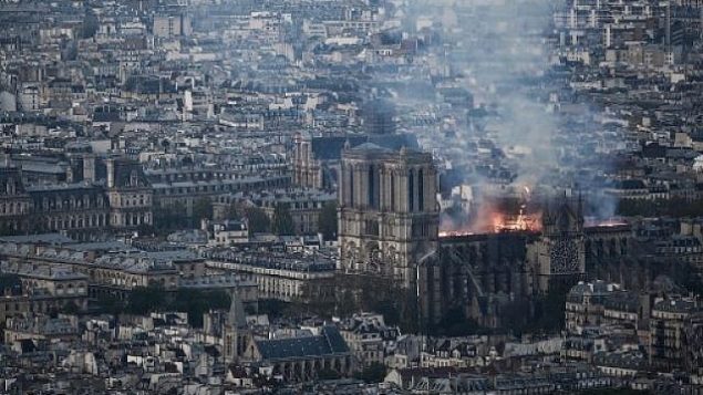 الدخان والنيران تتصاعد من كاتدرائية نوتردام التاريخية في باريس، 15 ابريل 2019 (Philippe LOPEZ / AFP)